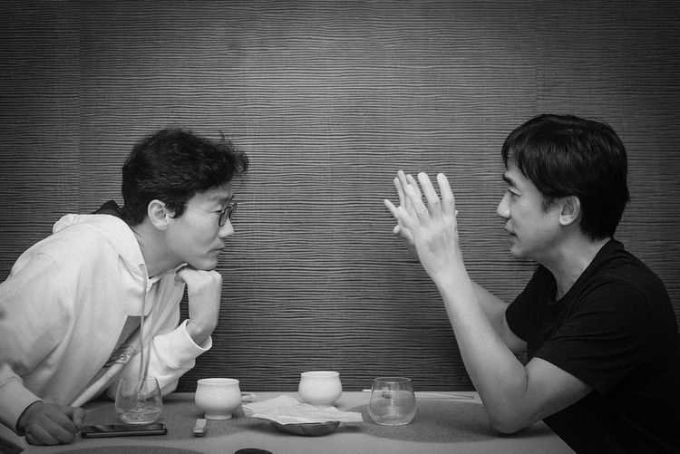 梁朝偉 （右）和《魷魚遊戲》導演黃東赫會面，相談甚歡。翻攝劉嘉玲IG