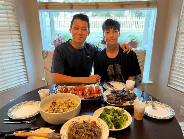 聶雲（左）的大兒子目前在美國讀書。翻攝聶雲IG