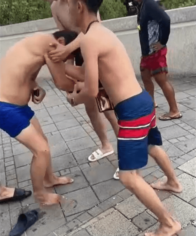 范姓男子不斷掙扎，拒絕交出手機。翻攝IG帳號 shaoyun0701