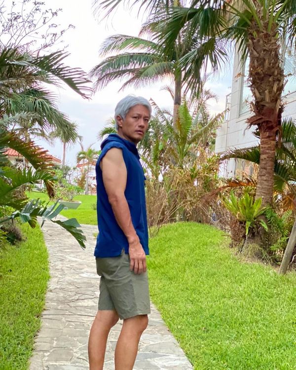 押尾學現在是頂著一頭白髮的中年肌肉大叔。翻攝押尾學IG