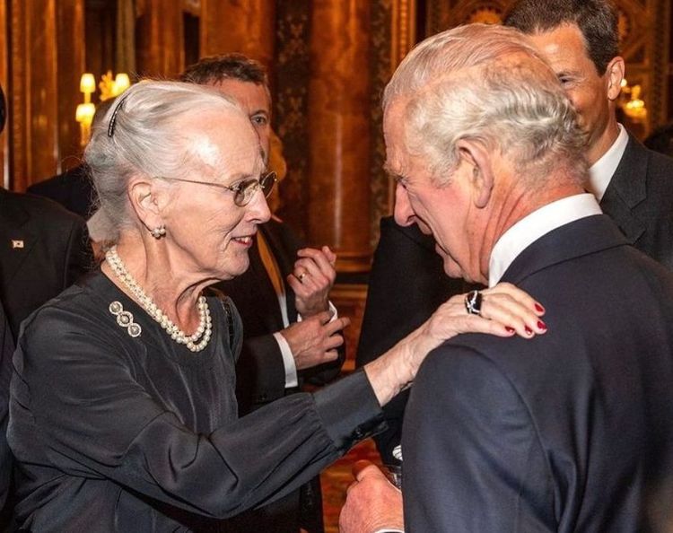  伊麗莎白二世國葬儀式前夕，丹麥女王瑪格麗特二世(左)赴倫白金漢宮參加宴會，與英王查理三世(右)互動。翻攝丹麥王室官方IG