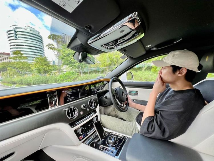 房祖名昨在IG限動PO出好友開勞斯萊斯，還喊好友「我的司機」。翻攝房祖名IG