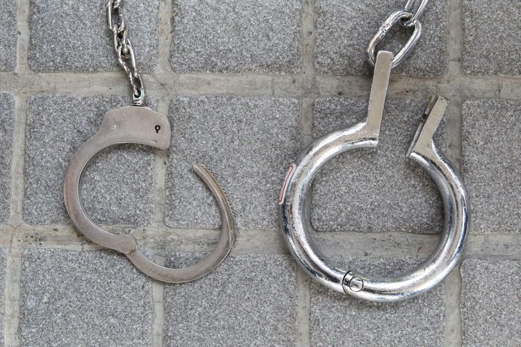 受刑人陳坤和原本都是使用固定式腳鐐（右），其因就醫關係，因此改換成活動式腳鐐（左），陳在醫院用一根鐵絲將其打開逃脫。張喆喜攝