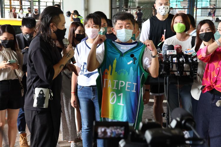 陳時中今在新生高架橋下球場旁接受聯訪。莊宗達攝