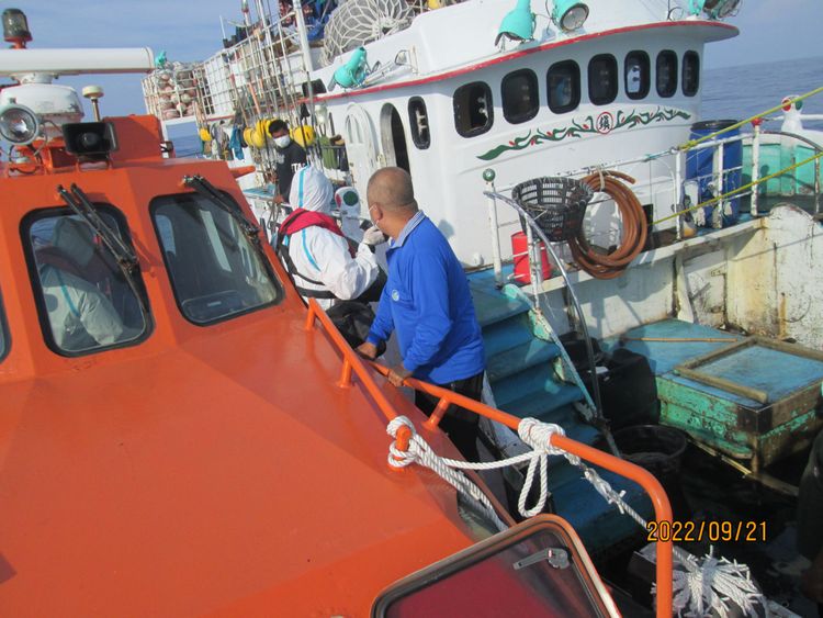 洪姓代理船長搭乘警備小艇登上「金隆成18號」將船開回台灣。海巡署提供