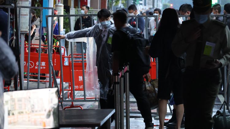 民眾進入安檢。陸運鋒攝