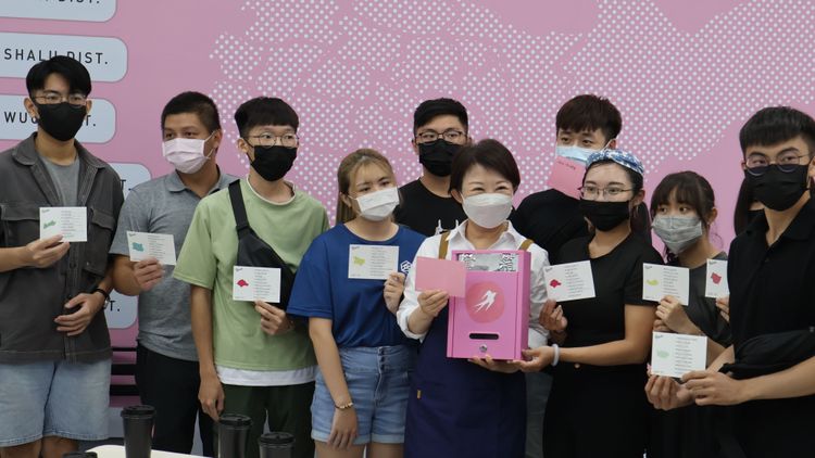 參與活動的年輕朋友手持願景明信片，與盧秀燕合影。鮮明攝