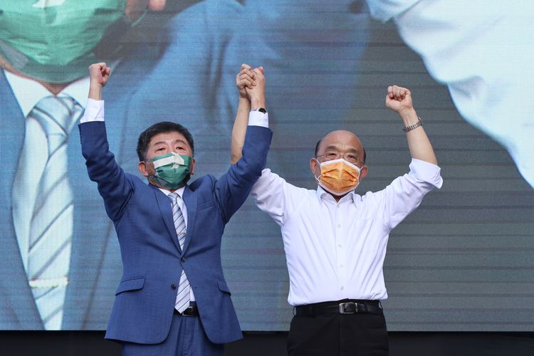 陳時中(左)與蘇貞昌。資料照片