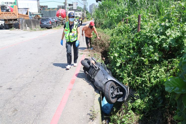 消防局救護員到場後找尋摔車男子。張喆喜攝