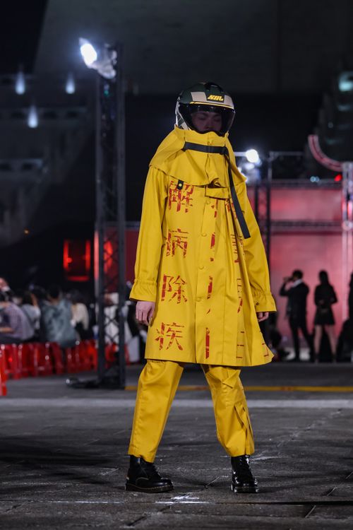 以特殊塗層布料打造的防護裝，是可以參加蜂炮祭典的「正式服飾」。趙世平攝