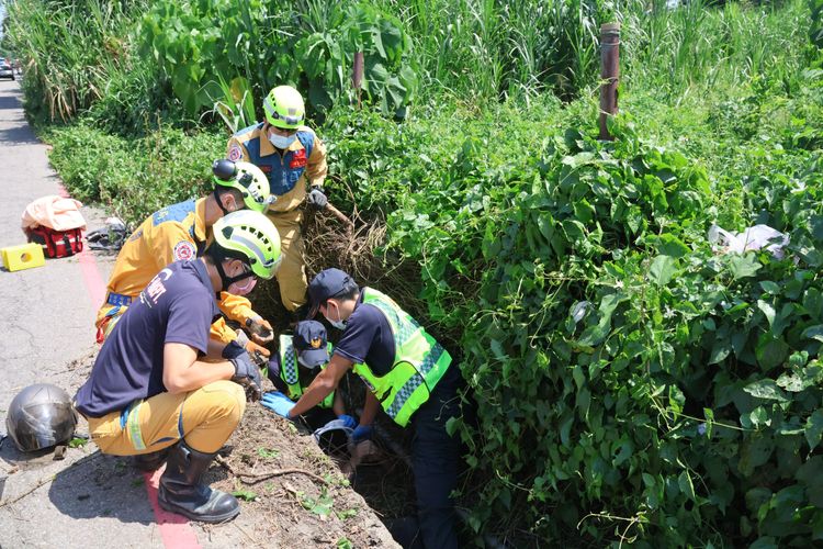 救助隊到場準備搬運傷者。張喆喜攝