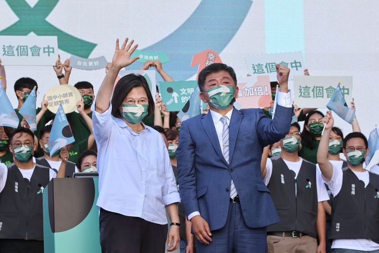 潘孟安表示他與陳時中(右)是好友關係，建議他多說明公共政策。葉志明攝