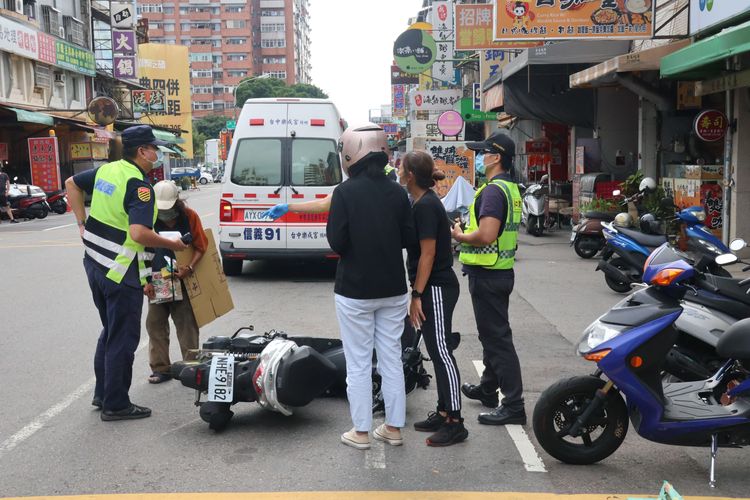 一名男性街友在南區忠孝路碰瓷，遭店家制止。張喆喜攝