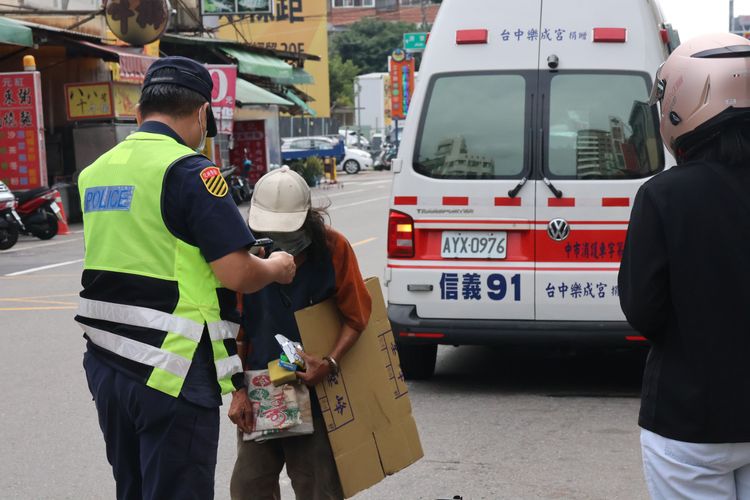 警方對該街友進行身份確認。張喆喜攝
