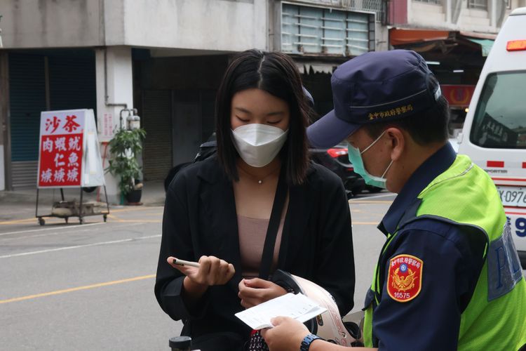 清秀廖姓妹子進行酒測。張喆喜攝
