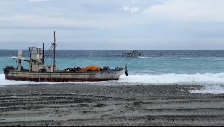 漁船擱淺於坂下海岸。海巡提供