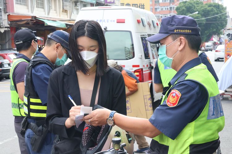 廖姓妹子當下嚇壞了，也依街友要求拿錢給他。張喆喜攝