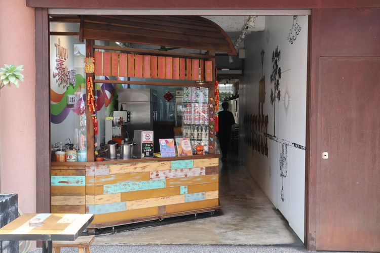 泰式餐廳陳姓闆娘目睹一切，出面解圍並報警處理。張喆喜攝