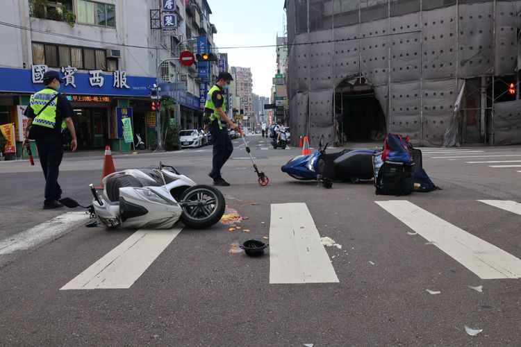 員警用交通錐圍住事故現場，並聯絡環保局來清除路面。張喆喜攝