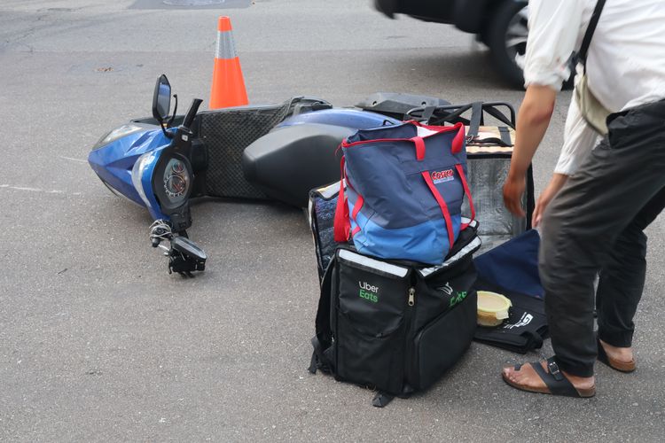 林姓外送哥收拾車內物品準備就醫包紮。張喆喜攝