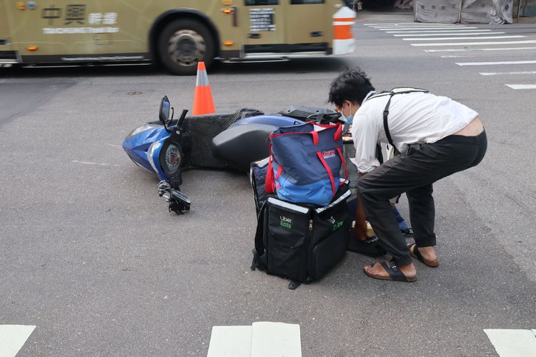 外送哥很不滿後方騎士沒有注意車前狀況。張喆喜攝