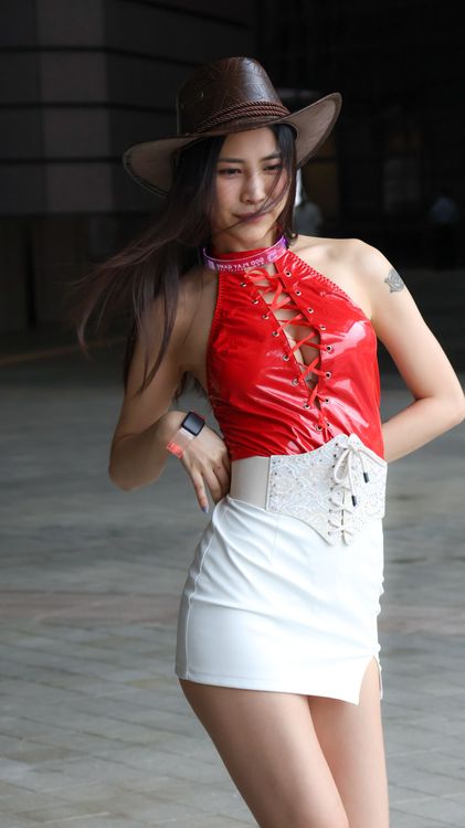 活潑開朗的妍妍喜歡跳舞，也曾當過舞者。莊宗達攝