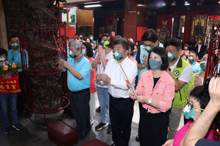 陳時中出席北投慈生宮參香暨唭哩岸打石文化導覽體驗。趙世平攝