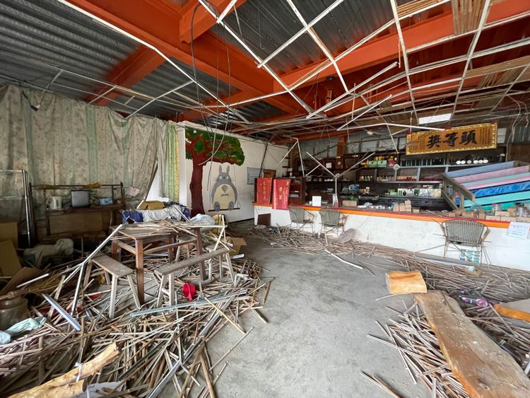 記者走進「雲閩農莊」，映入眼前的是一片狼藉，僅剩牆面掛著茶莊招牌仍可辨識，場面一片狼藉。彭欣偉攝