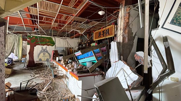 透過空拍畫面能發現，「雲閩農莊」受災範圍主要集中室內，市內最引人矚目的是牆上刻畫茶莊名稱的招牌，不過底下的泡茶區音牆面坍塌。彭欣偉攝