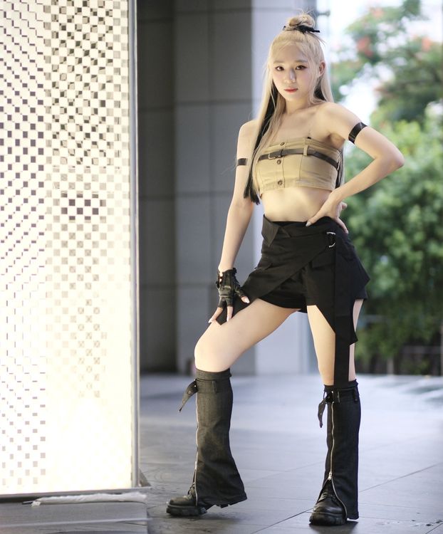 Bixiu紮了髮髻，露臍小可愛搭配黑色短裙，一身勁裝賣力舞蹈。陳志淵攝