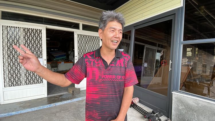 王俊元親切的招呼記者，在他溫暖又一派輕鬆的笑容背後，其實有說不出的心酸，因為整個茶莊將近7成面積因強震毀損，不僅牆壁倒塌就連電線也扯斷。彭欣偉攝