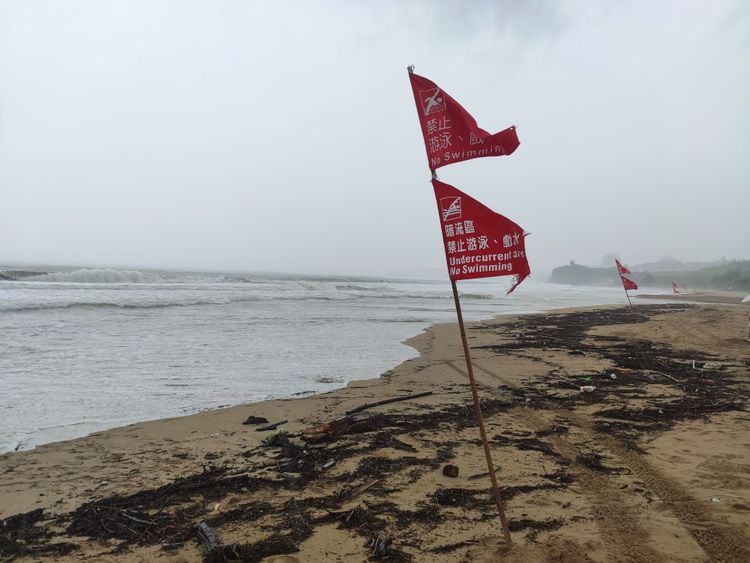 墾丁部分海域有出現離岸流，插紅旗提醒遊客。墾管處提供