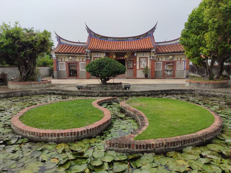 佳冬楊氏宗祠的太極風水池極具特色。羅琦文攝