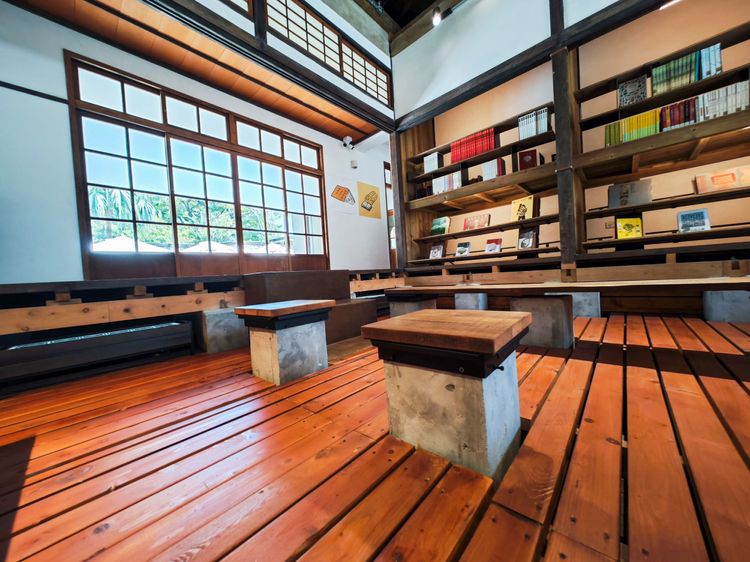 泡書區刻意將老屋的屋架與地板系統裸露出來。田欣雲攝