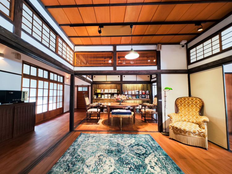 來到將軍的客廳與書房，歐風家具展現空軍軍官洋派的生活日常。田欣雲攝