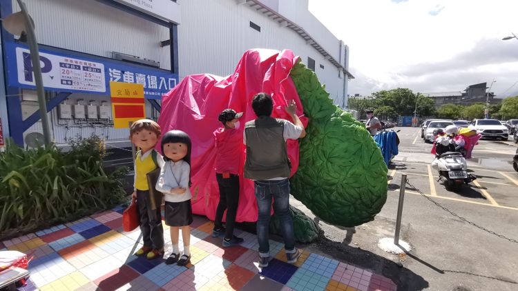 深受喜愛的幾米人偶，縣府工作人員覆蓋帆布防颱。林泊志攝