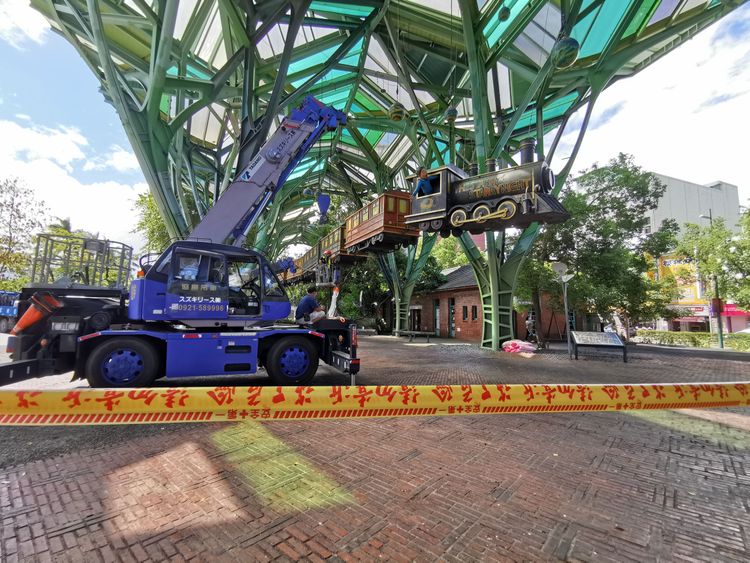 縣府調派吊車進行飛天小火車拆除防颱作業。林泊志攝