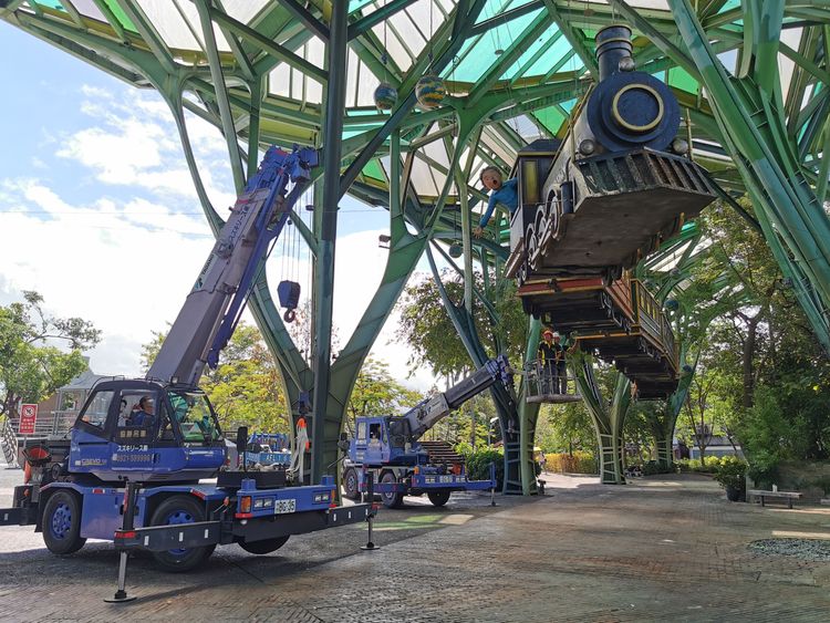 每逢颱風天，位在宜蘭火車站前丟丟噹森林公園的幾米飛天小火車就得卸下，耗費人力與成本，宜蘭縣政府於今年4月起委託幾米團隊墨策國際研議升級版飛天小火車。林泊志攝