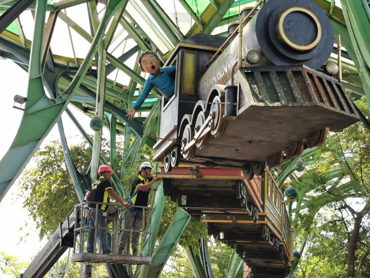 工作人員著手拆卸固定飛天小火車的鋼纜。林泊志攝