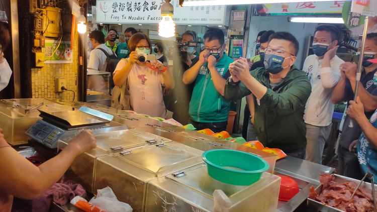 蔡其昌向大雅市場攤商拜票。鮮明攝