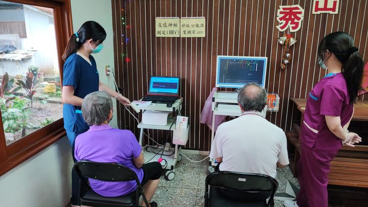 院方也帶來專業的醫療器材，協助患者找出病因。東華醫院提供