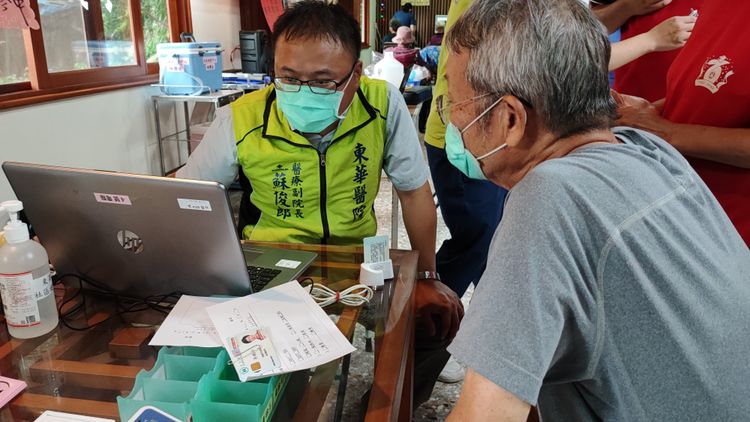 不少居民趁著醫療巡迴的看診。東華醫院提供
