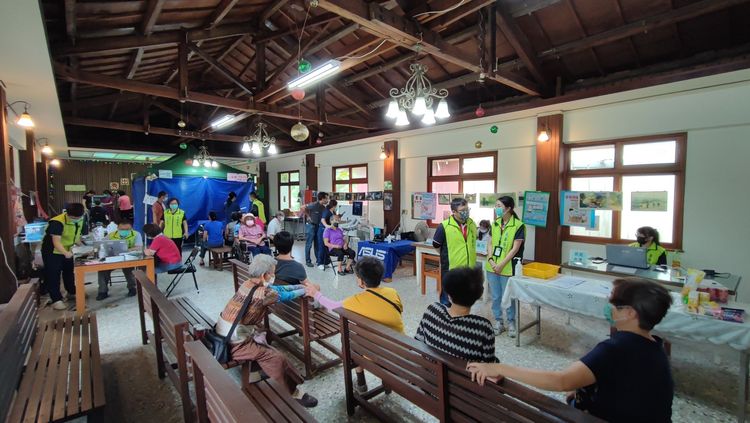 院方把教堂變成醫院，幫忙偏鄉的居民檢查身體。院方提供