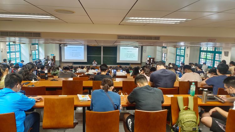 今年有許多老牌私校也出現缺額。翁玉信攝