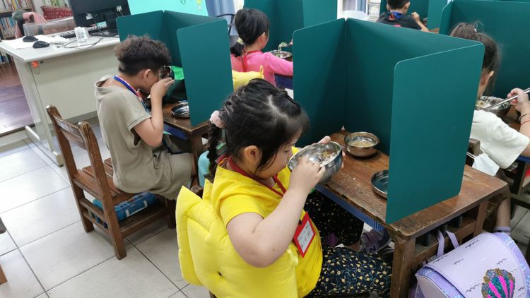 學童開心吃營養午餐。林泊志攝