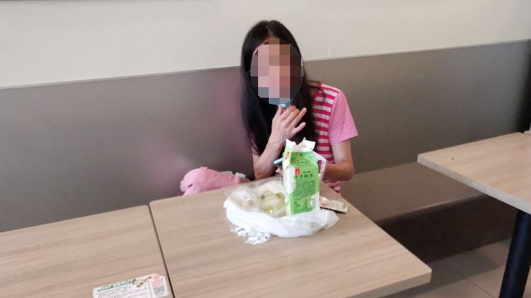 《壹蘋》記者找到陳姓女車主詢問為何要開破爛車上路，她無奈說因車子堆太多物品沒清空，被維修廠拒修，近日清理乾淨後就會送修。林泊志攝