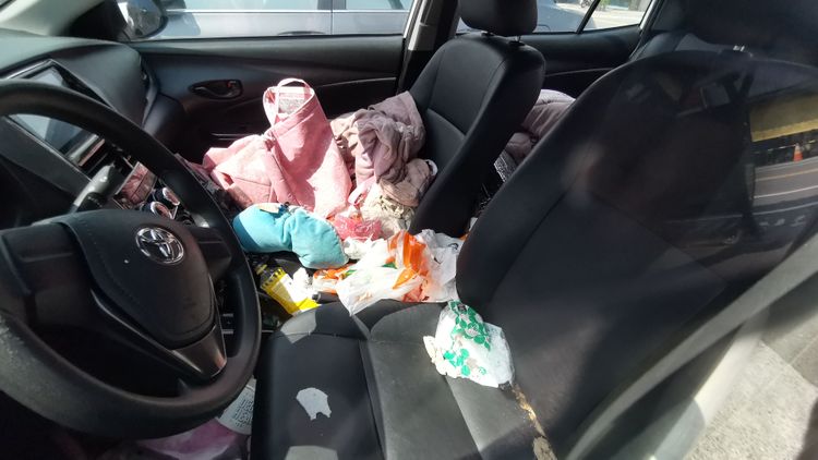 車內堆滿雜物與垃圾。林泊志攝