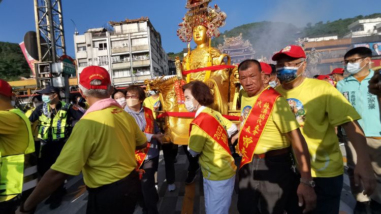宜蘭縣長林姿妙與信眾扶著媽祖神像移駕至漁船上準備海上遶境。林泊志攝