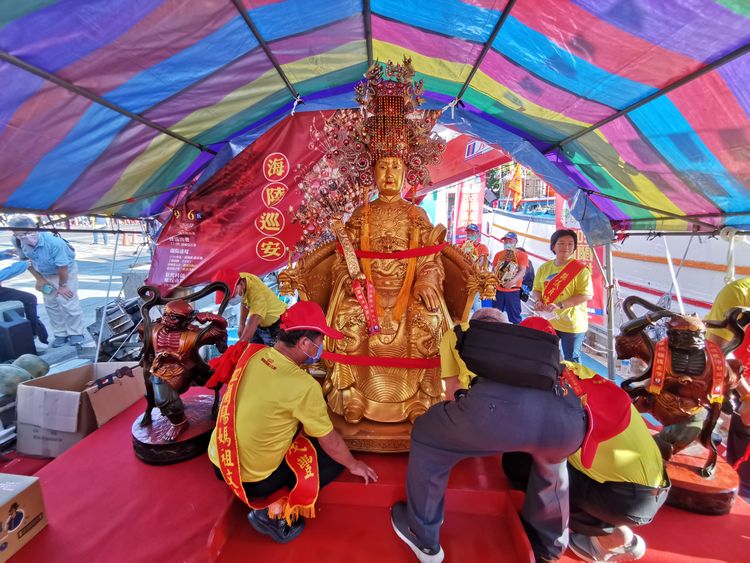 南天宮金媽祖神像移駕至漁船上展開海上遶境祈福。林泊志攝