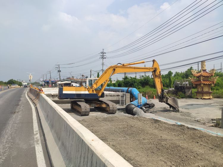 台水公司配合公路總局辦理「台17線261K+440嗂仔口橋改建管線永遷代辦工程」，20日停水影響約9千戶。羅琦文攝